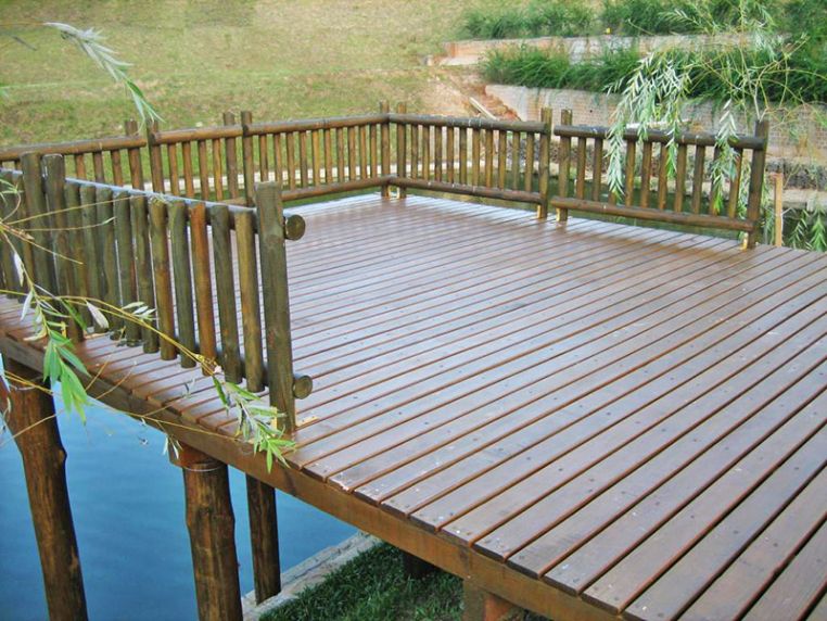 DECKS DE EUCALIPTO TRATADO